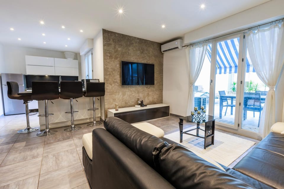 Communal lounge/ TV room, TV and multimedia, Kitchen or kitchenette, Living room, Seating area, air conditioner