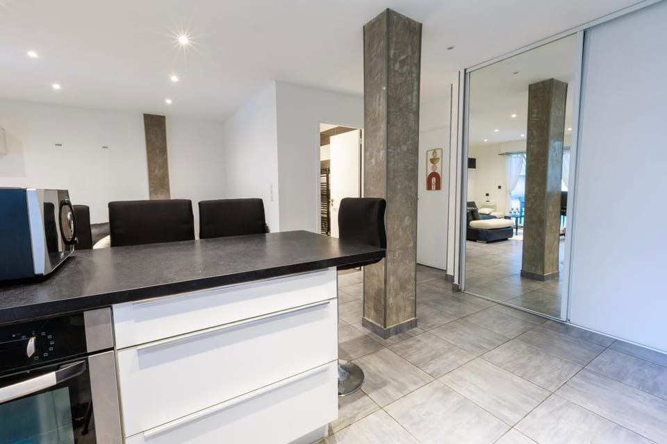 Kitchen or kitchenette, oven