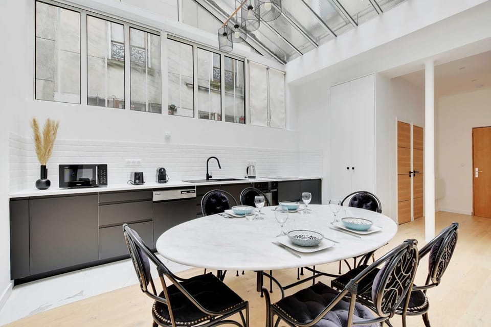 Kitchen or kitchenette, Dining area