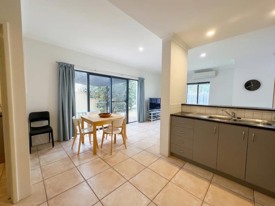 Kitchen or kitchenette, Living room, Seating area, Dining area, air conditioner
