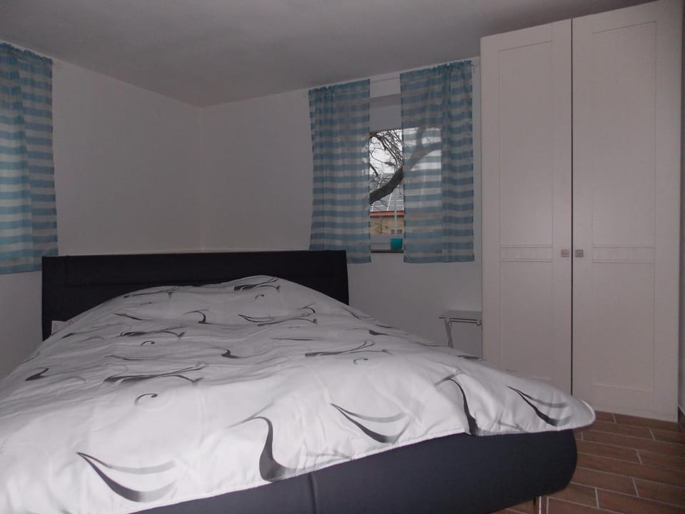 Photo of the whole room, Bedroom, wardrobe