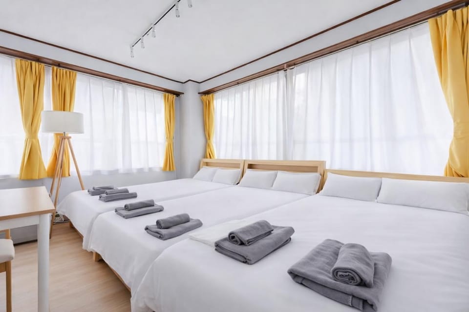 Bed, Bedroom, towels