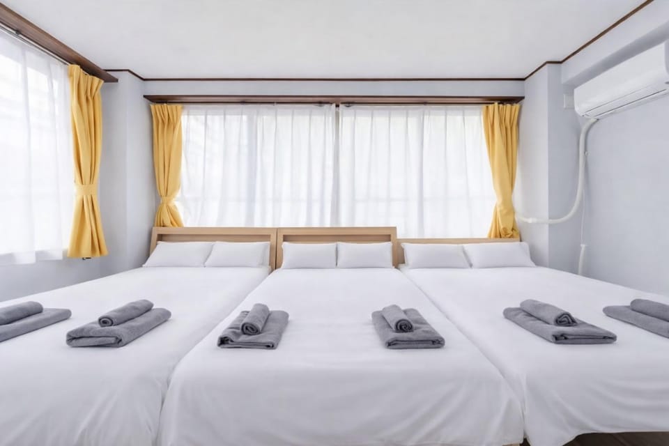 Bed, Bedroom, towels