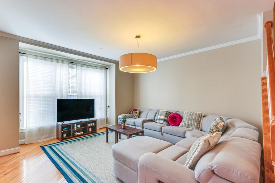 Modern 3BR Townhome | 3 Mi to Dulles & Reston TC House in Herndon