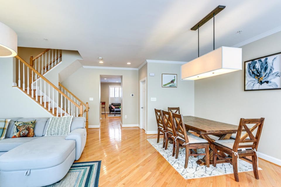 Modern 3BR Townhome | 3 Mi to Dulles & Reston TC House in Herndon