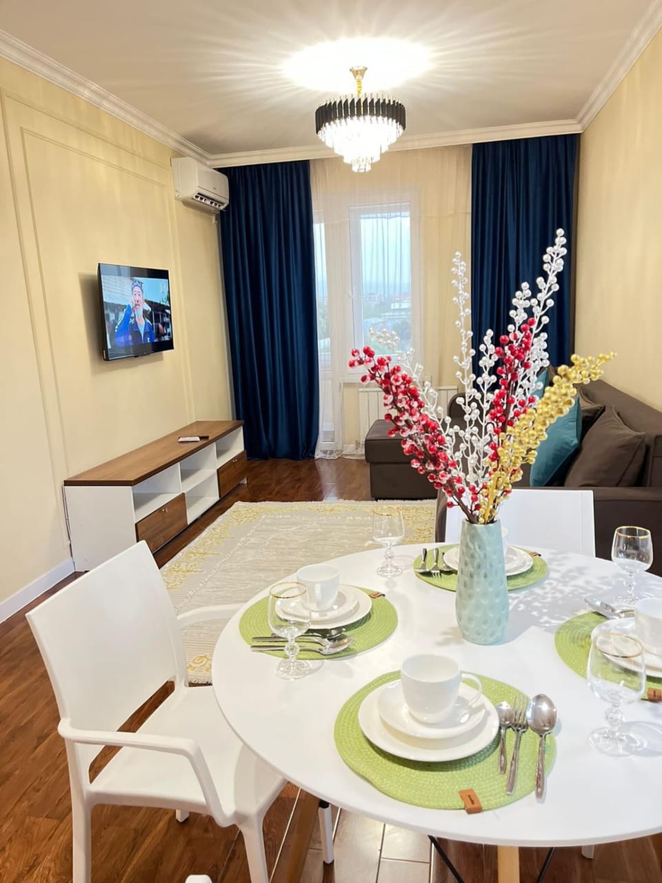 TV and multimedia, Living room, Seating area, Dining area