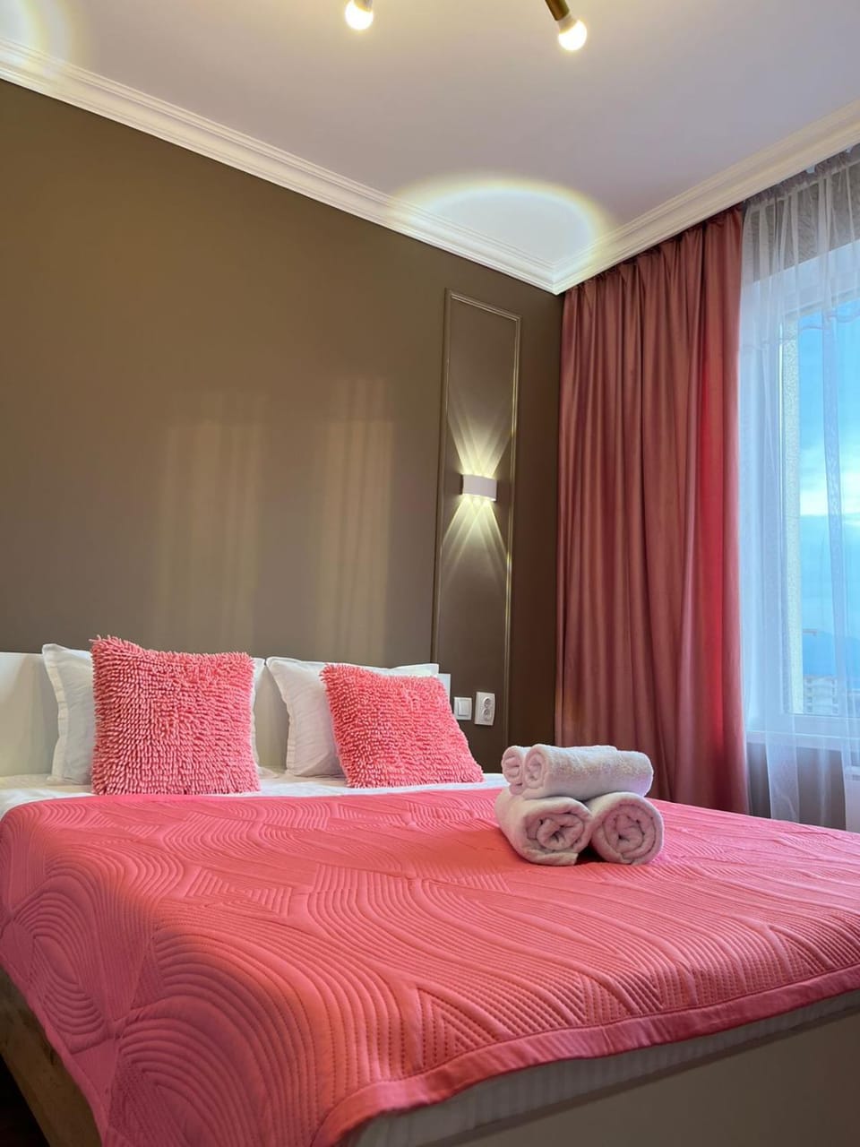 Bed, Photo of the whole room, Bedroom, towels