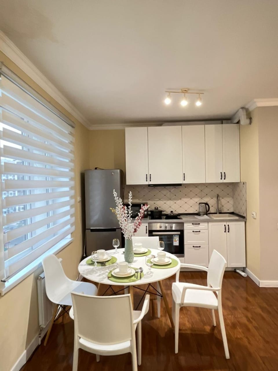 Kitchen or kitchenette, Dining area, oven, stove