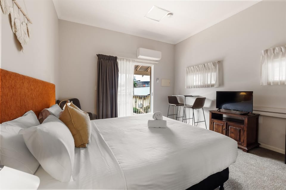 Bed, Photo of the whole room, Seating area, Bedroom