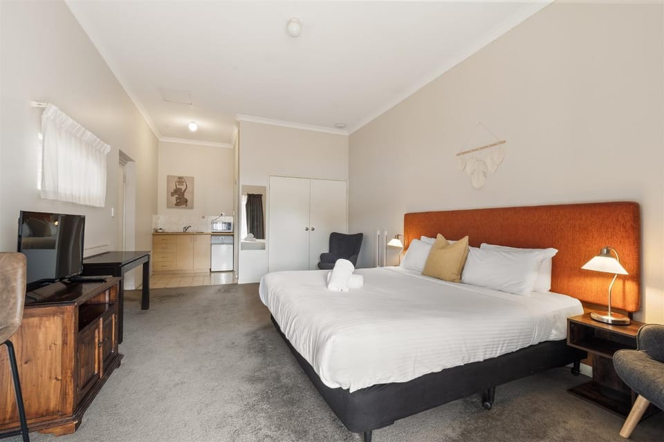 Bed, TV and multimedia, Kitchen or kitchenette, Photo of the whole room, wardrobe