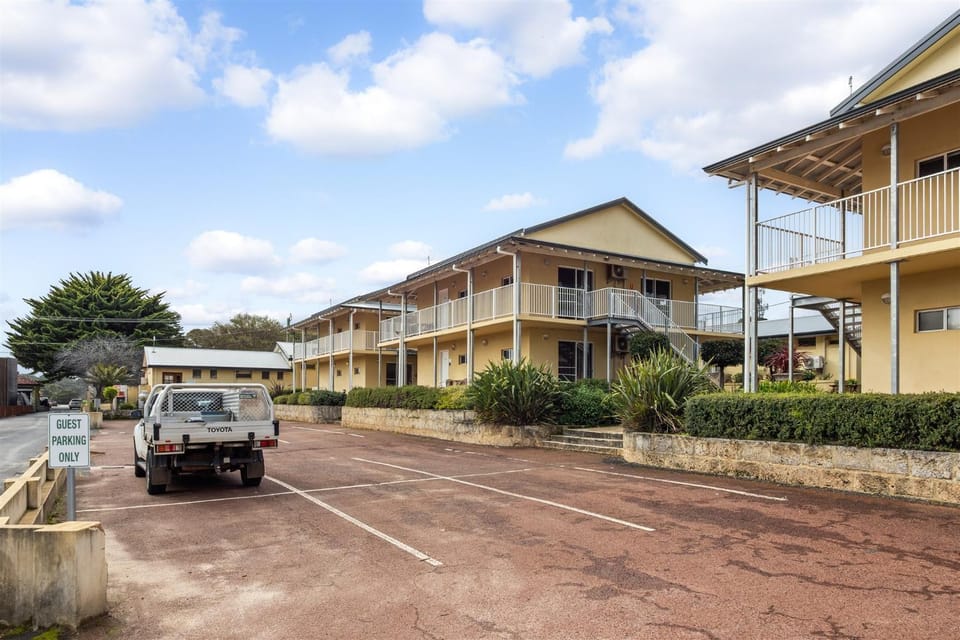 Property building, Neighbourhood