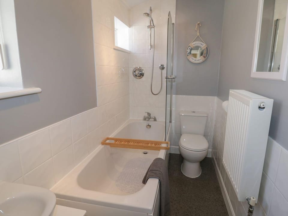 Shower, Toilet, Bathroom, Bath, towels
