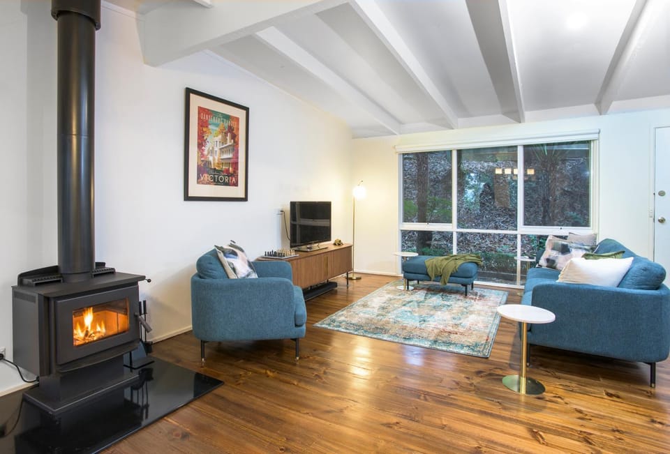 TV and multimedia, Living room, Seating area, fireplace
