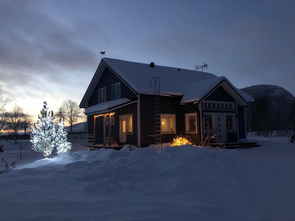 Spacious Riverside Home with Aurora and Wilderness Villa in Lapland