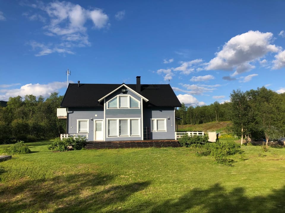 Spacious Riverside Home with Aurora and Wilderness Villa in Lapland
