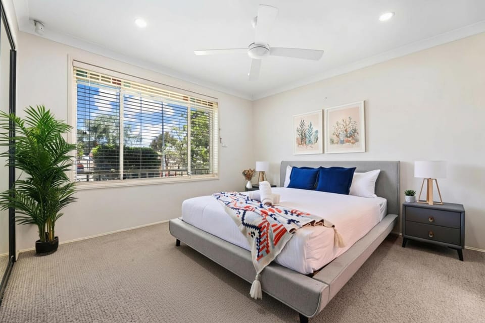 Escape from Relaxing Poolside House 3B House in Sydney