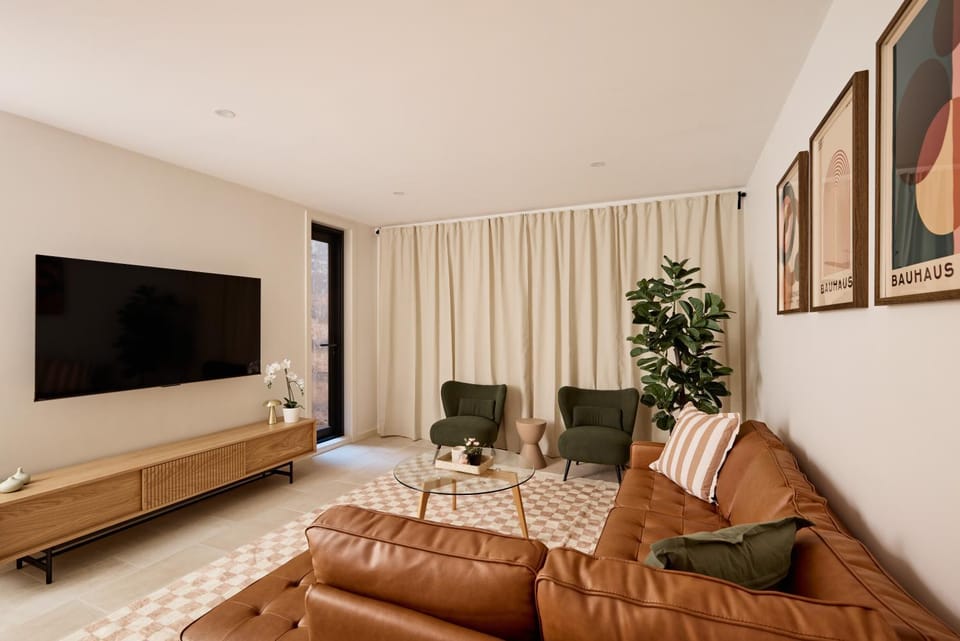 Communal lounge/ TV room, TV and multimedia, Living room, Seating area, Evening entertainment