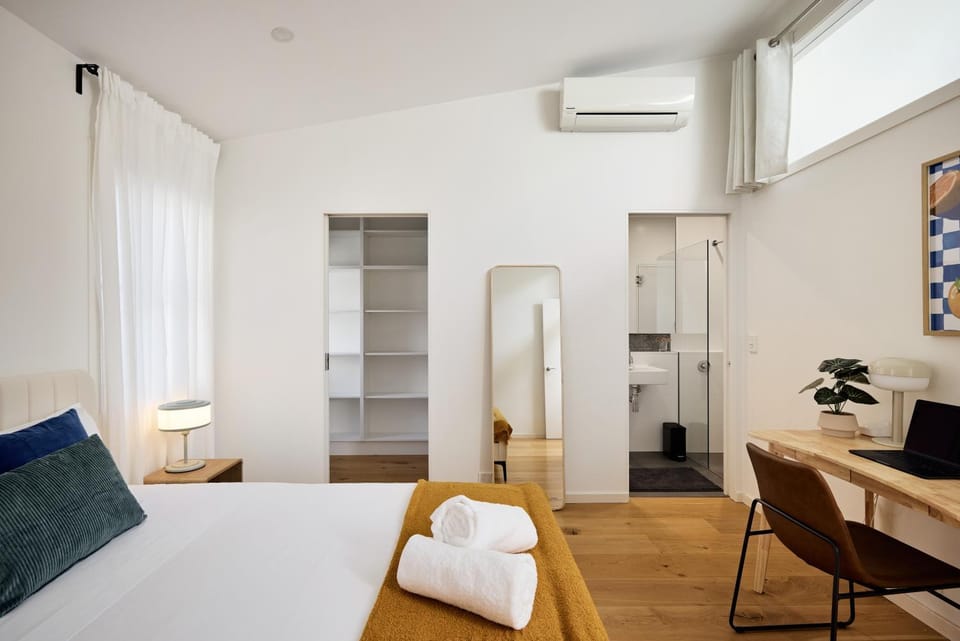 Bed, Photo of the whole room, Seating area, Bedroom, wardrobe, air conditioner