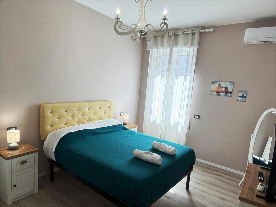 Bed, TV and multimedia, Bedroom, heating, heating, towels, air conditioner