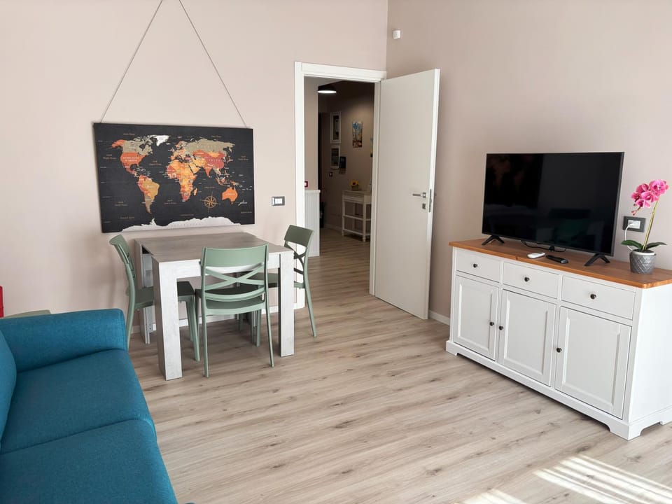 TV and multimedia, Living room, Seating area, Dining area, internet, internet