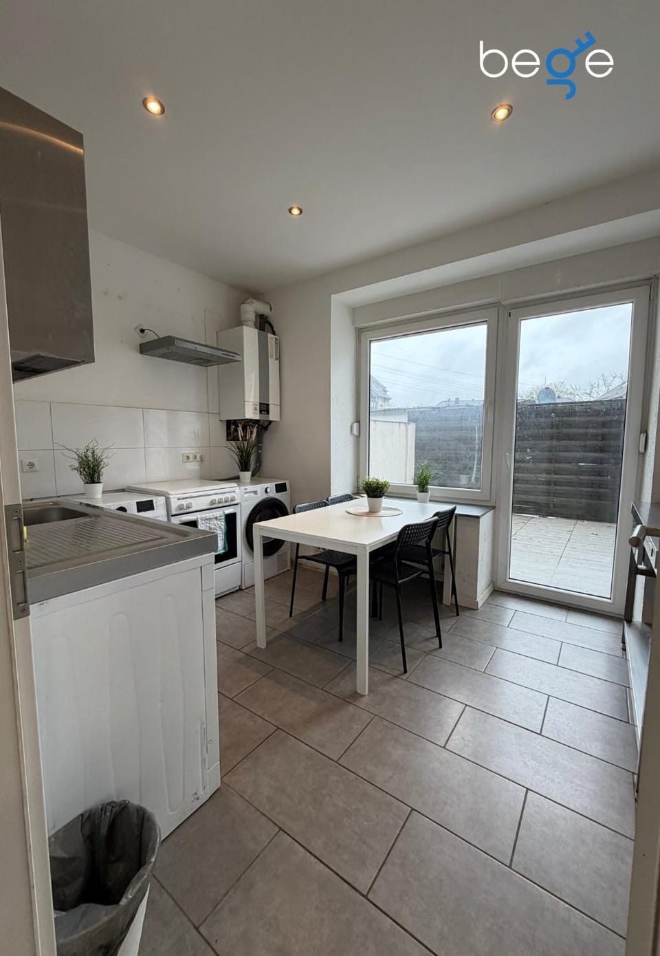 Photo of the whole room, Dining area, kitchen