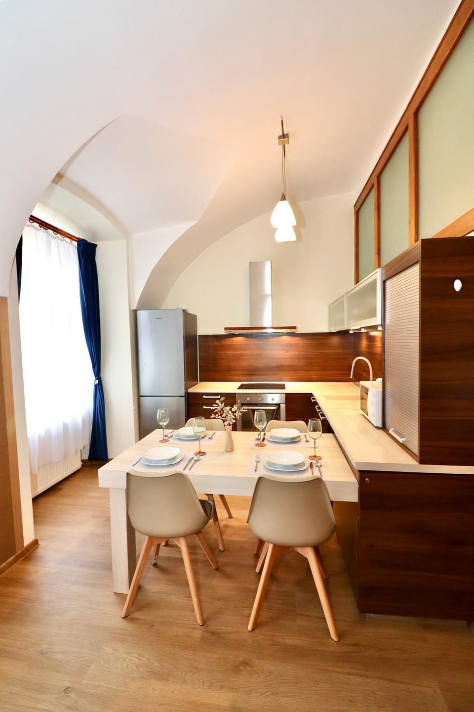 Kitchen or kitchenette, Dining area