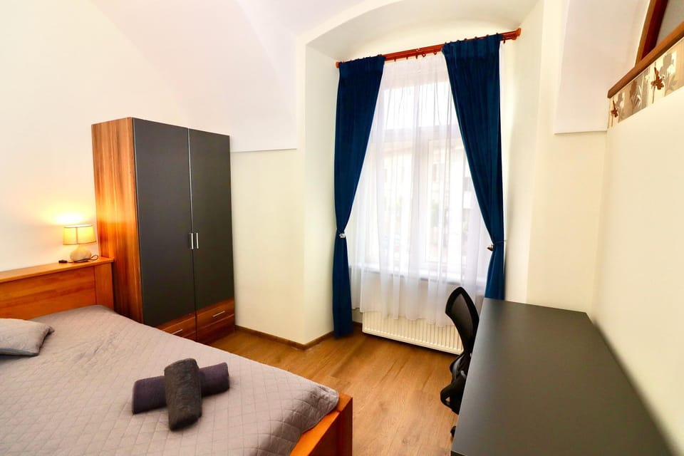 Photo of the whole room, Bedroom, wardrobe