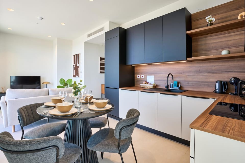 Kitchen or kitchenette, Dining area, stove