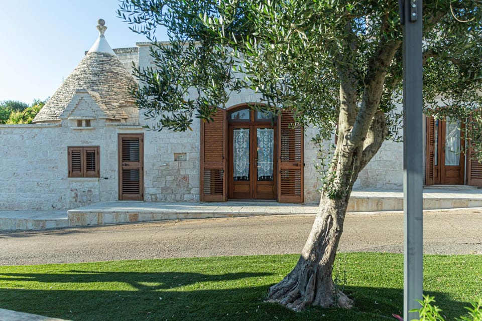 Property building, Patio, Facade/entrance, Spring, Day, Natural landscape, Winter, Summer, Autumn, Quiet street view