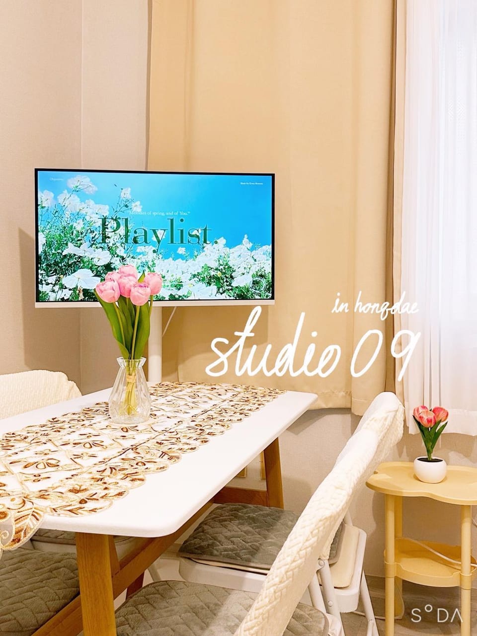 TV and multimedia, Seating area, Bedroom