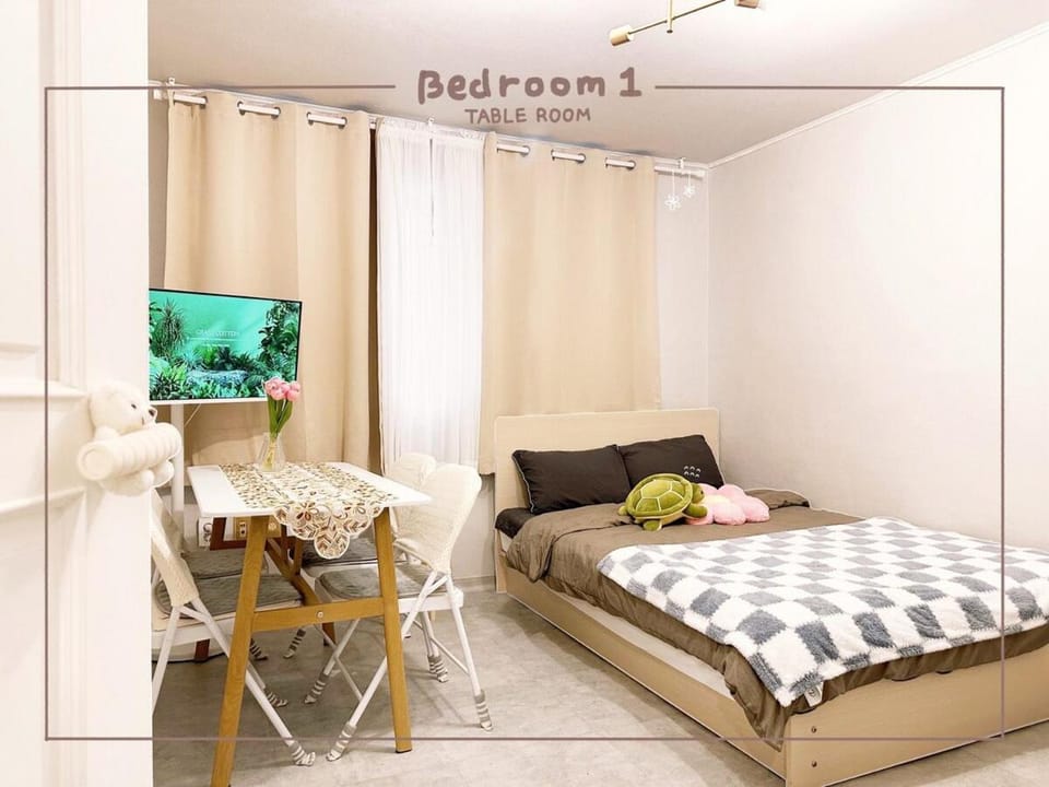 Bed, TV and multimedia, Seating area, Bedroom