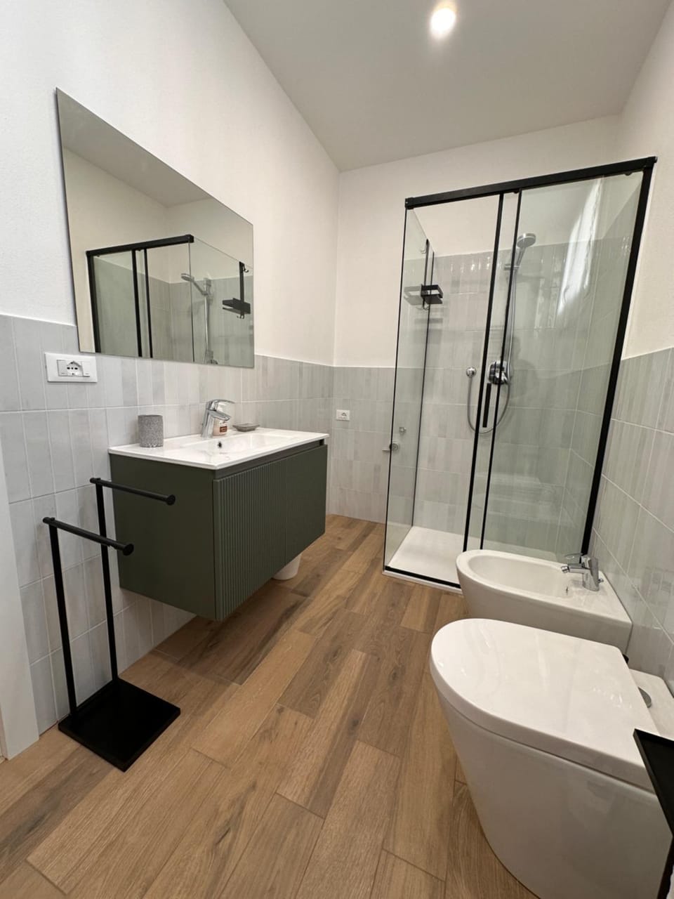 Shower, Toilet, Bathroom, towels