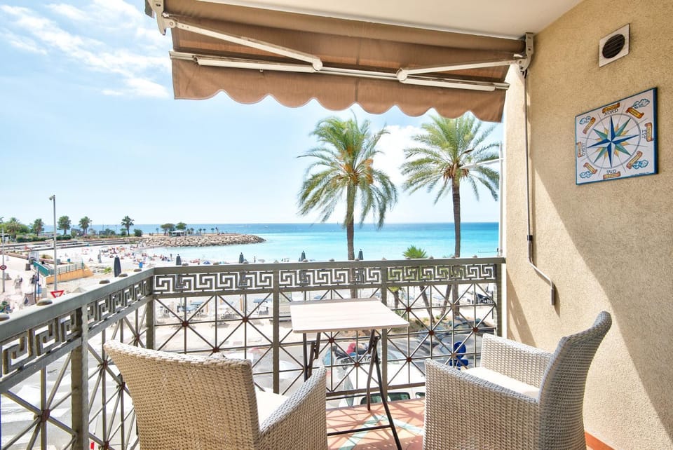Appartement Vue Mer 50m de la plage Apartment in Menton