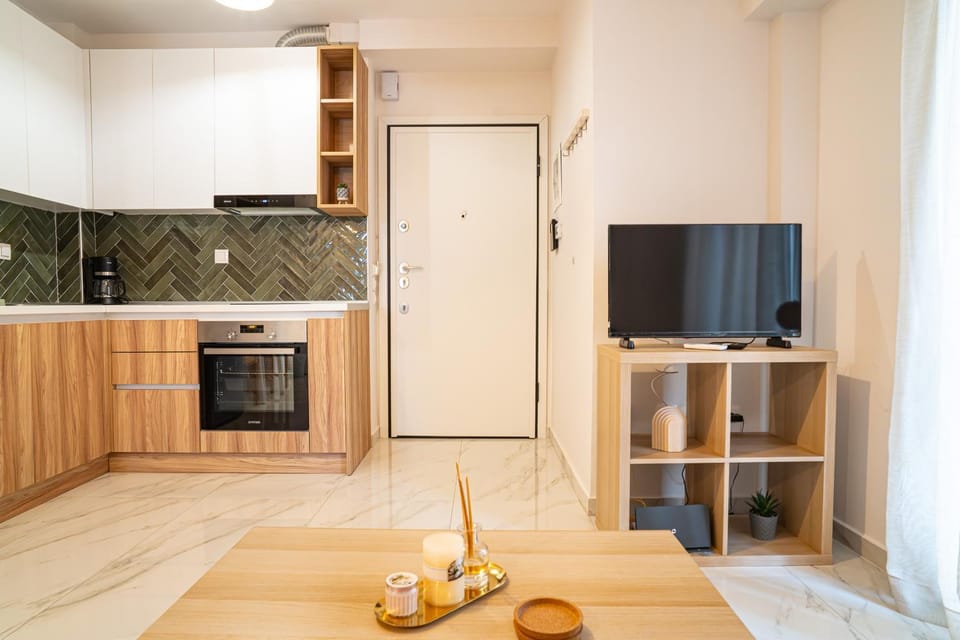 TV and multimedia, Kitchen or kitchenette, Photo of the whole room, Decorative detail, oven, stove