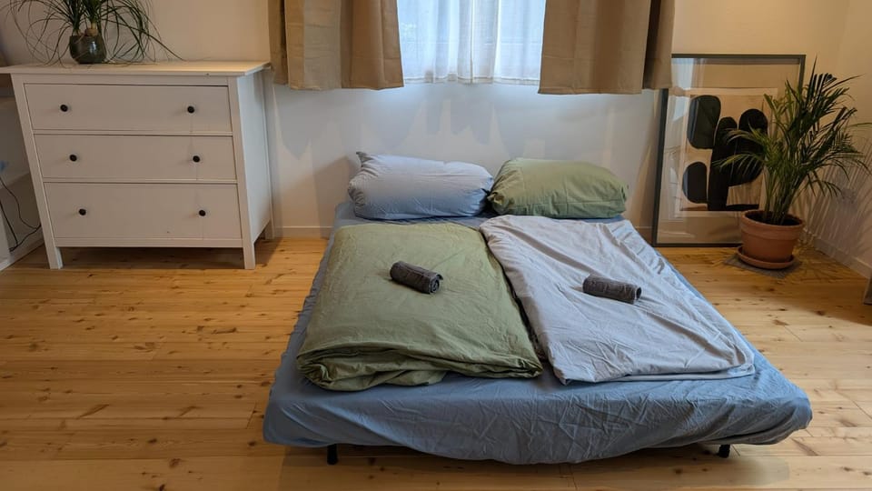 Bed, Bedroom, towels