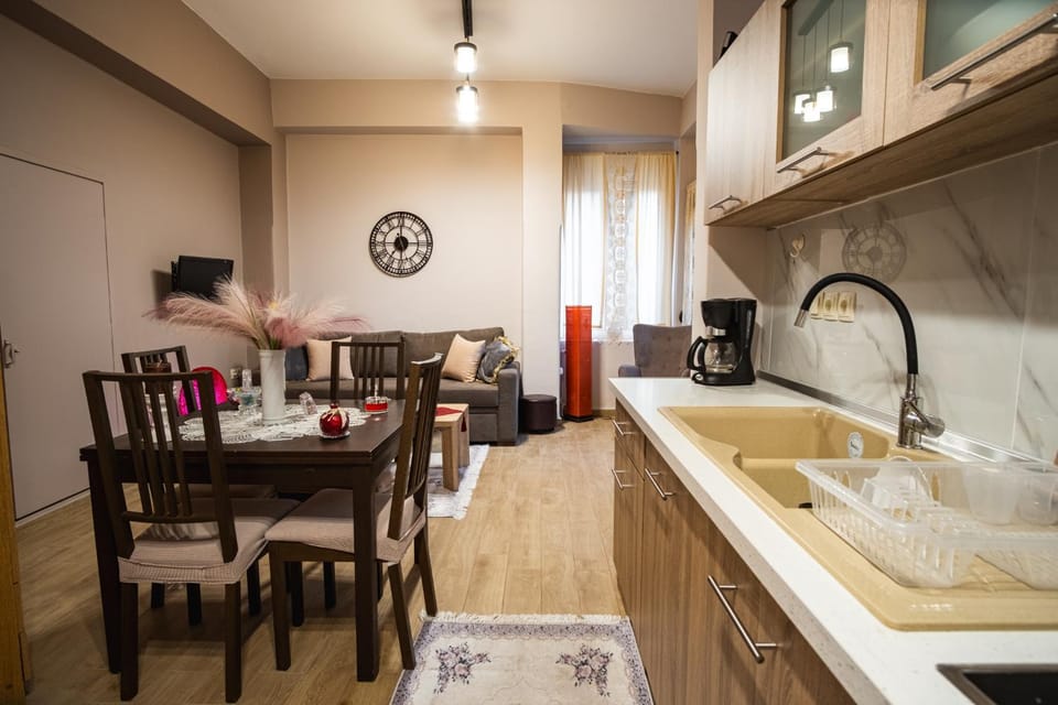 Coffee/tea facilities, Kitchen or kitchenette, Dining area