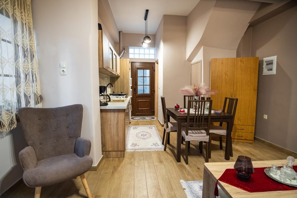 Kitchen or kitchenette, Living room, Seating area, Dining area, stove