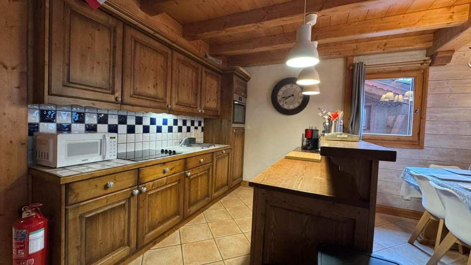 Kitchen or kitchenette, dishwasher, stove