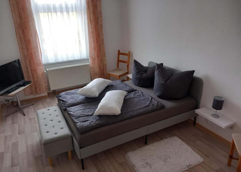 TV and multimedia, Photo of the whole room, Bedroom