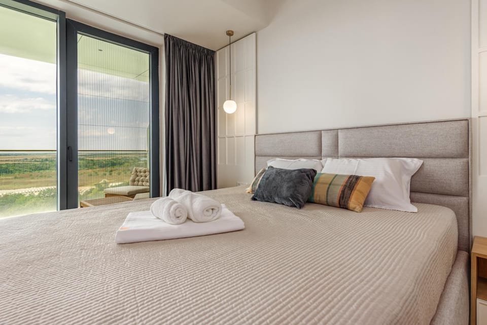 Bed, Photo of the whole room, Bedroom, towels