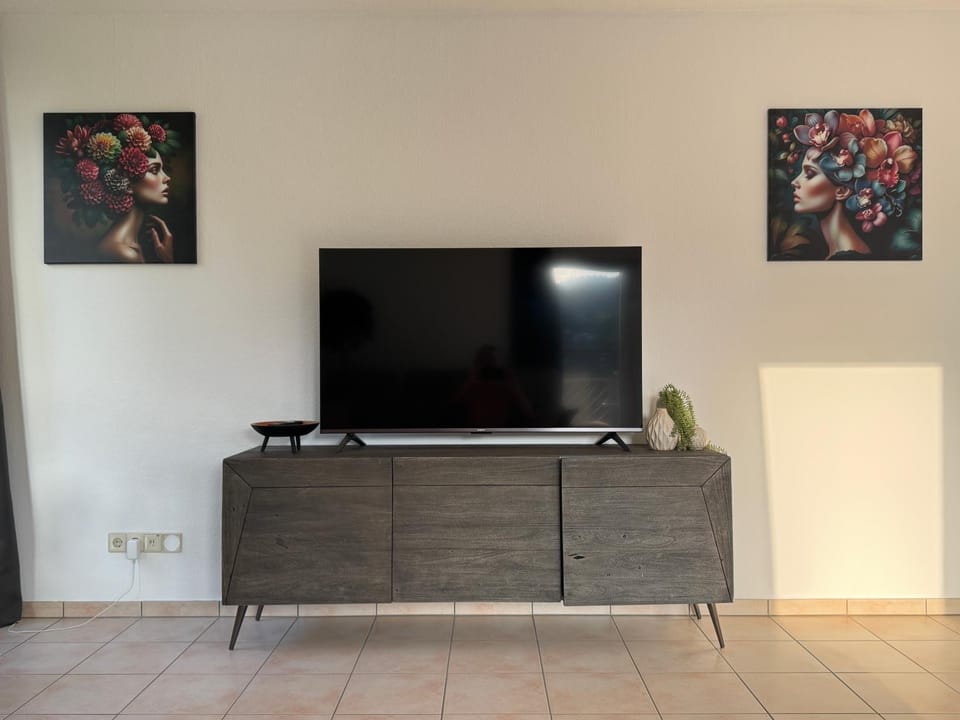 Communal lounge/ TV room, TV and multimedia, Evening entertainment