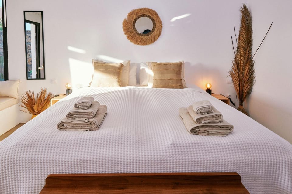 Bed, towels