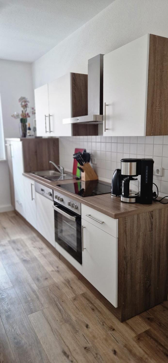 Coffee/tea facilities, Kitchen or kitchenette, dishwasher, stove