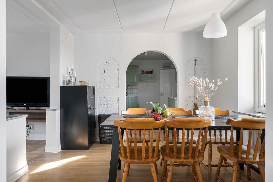 Kitchen or kitchenette, Dining area