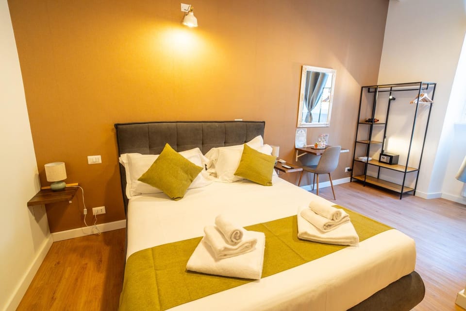 Photo of the whole room, Bedroom, towels