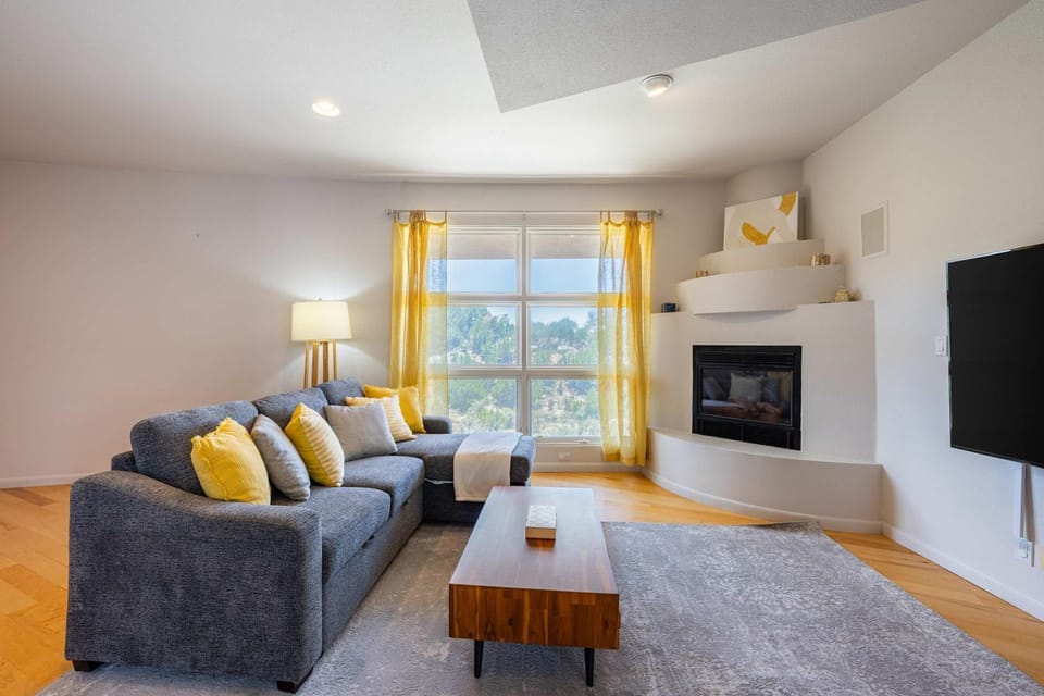 TV and multimedia, Living room, Seating area, fireplace