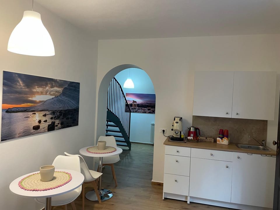 Coffee/tea facilities, Dining area