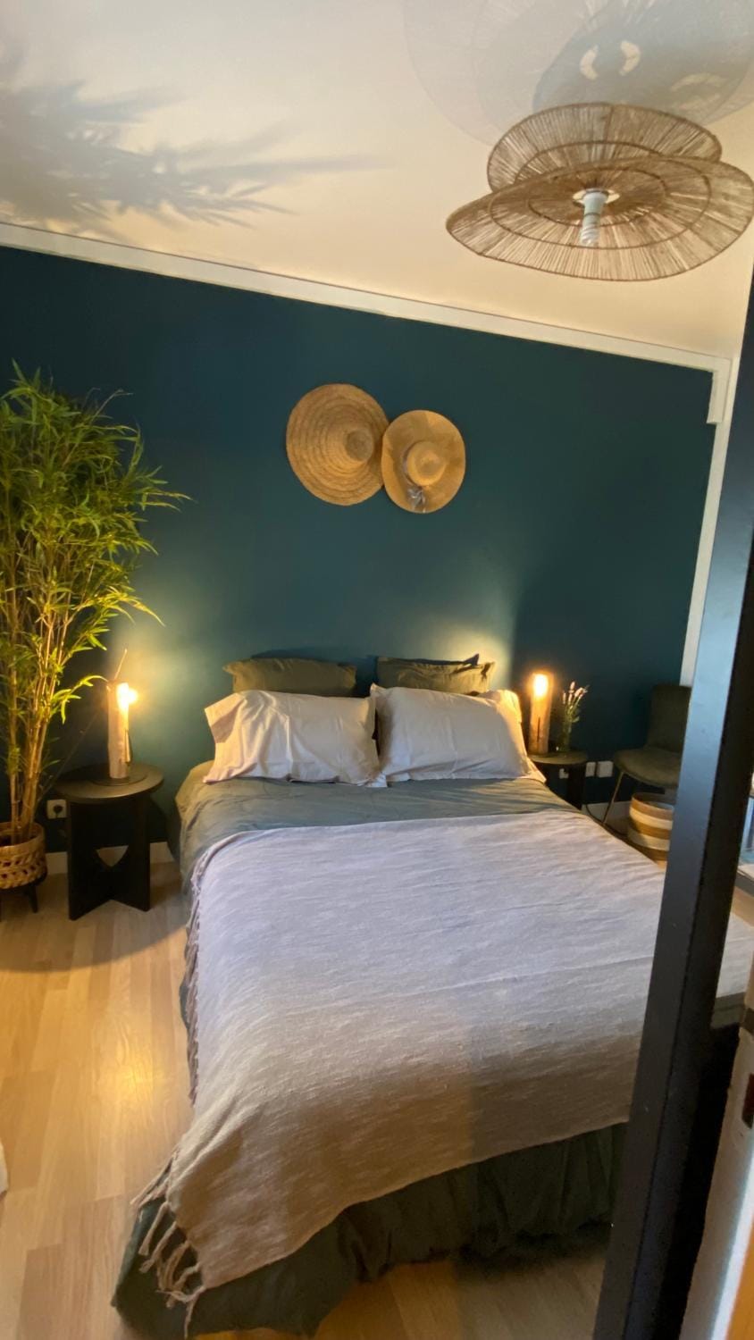 Photo of the whole room, Bedroom