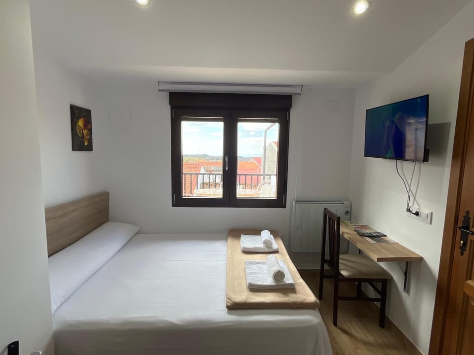 Bed, TV and multimedia, Photo of the whole room, Bedroom