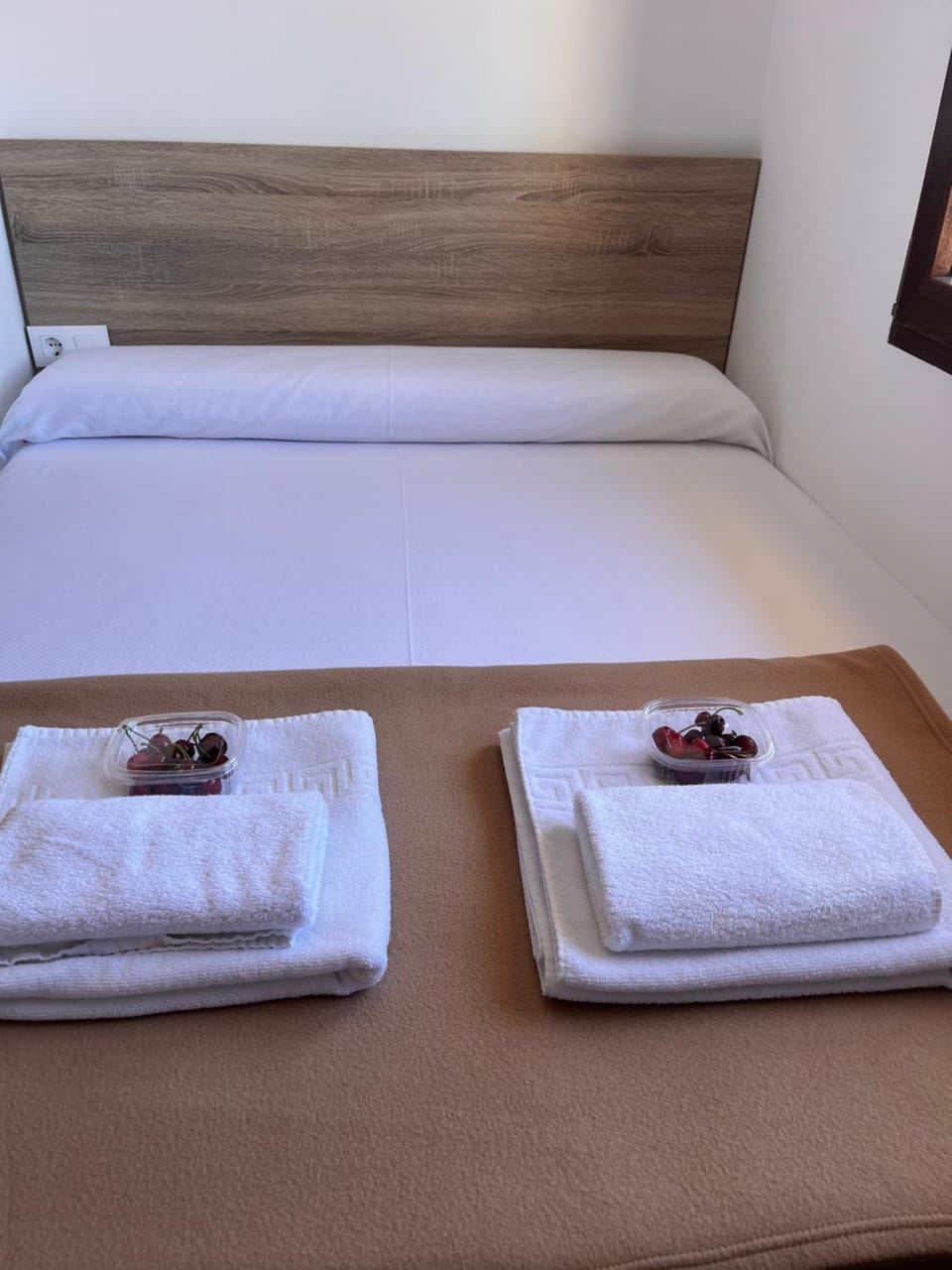 Bed, towels